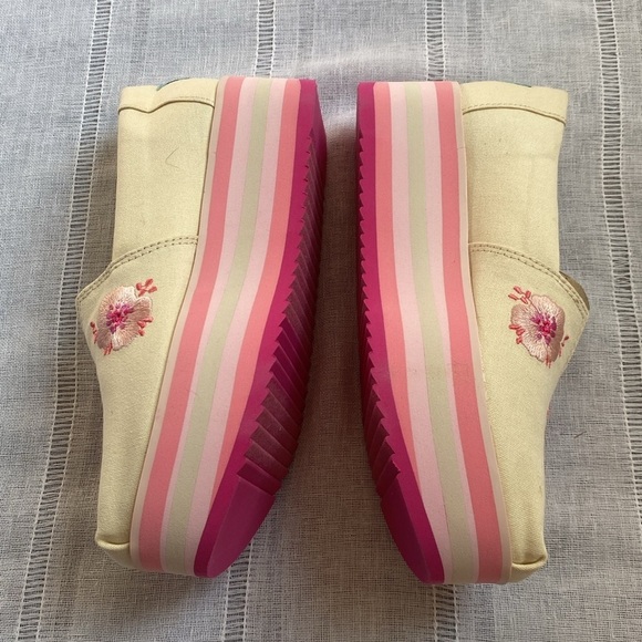 TOMS NWT embroidered platform shoes. - Picture 2 of 12